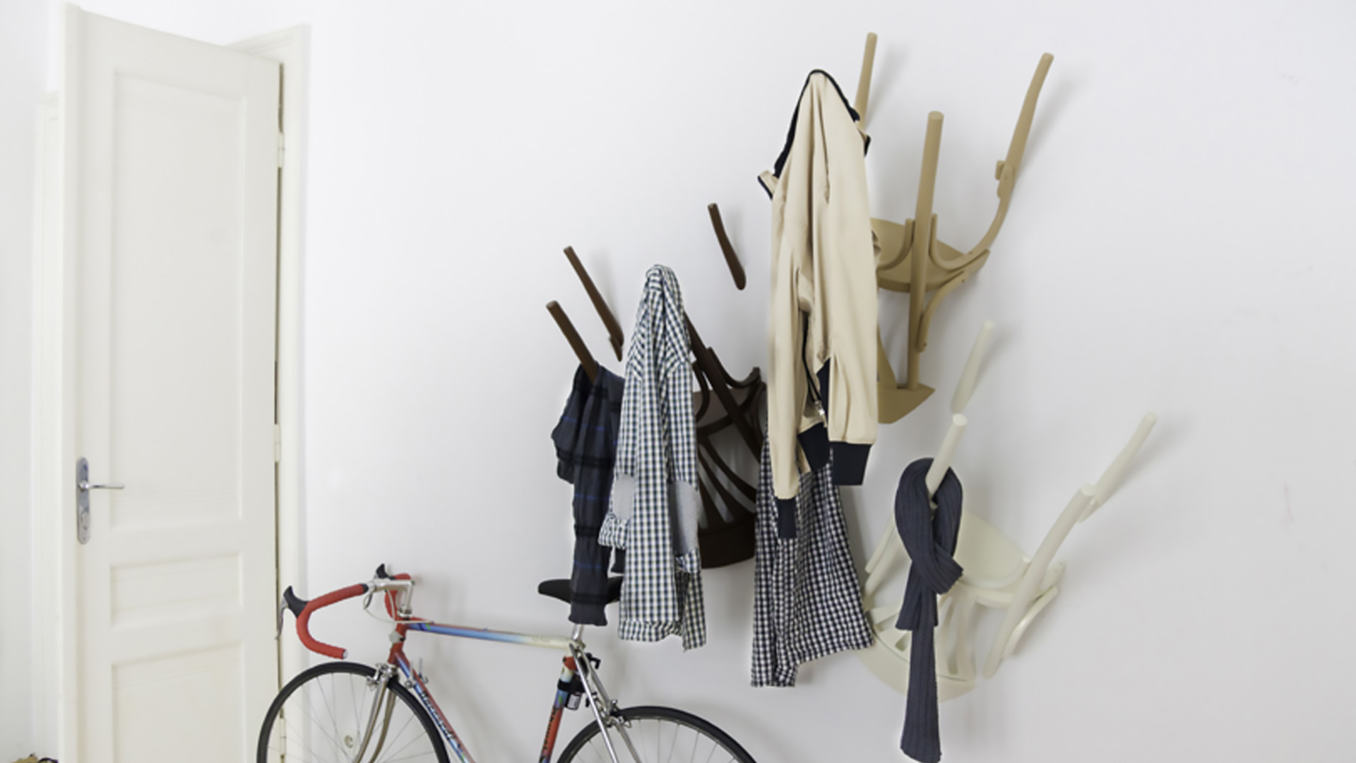 Une chaise porte manteau DIY  Shake My Blog