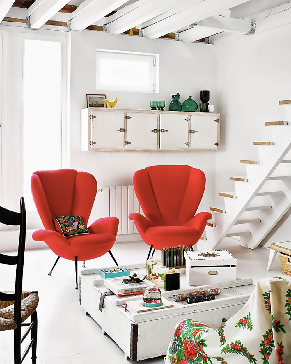 fauteuils rouges dans un salon