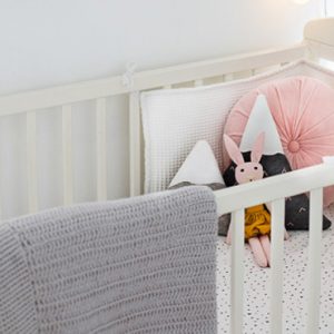 deco chambre bébé rose moderne lit