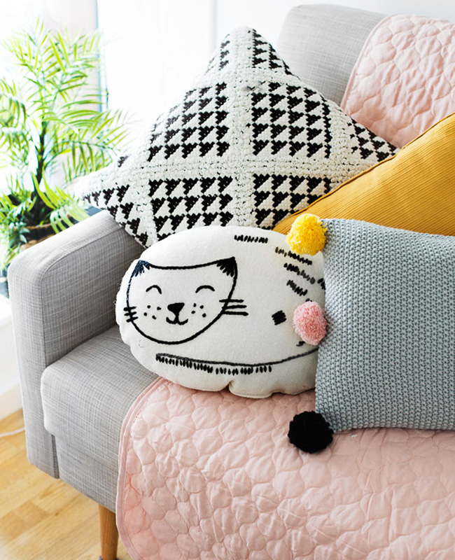 deco chambre bébé rose moderne canapé coussin chat