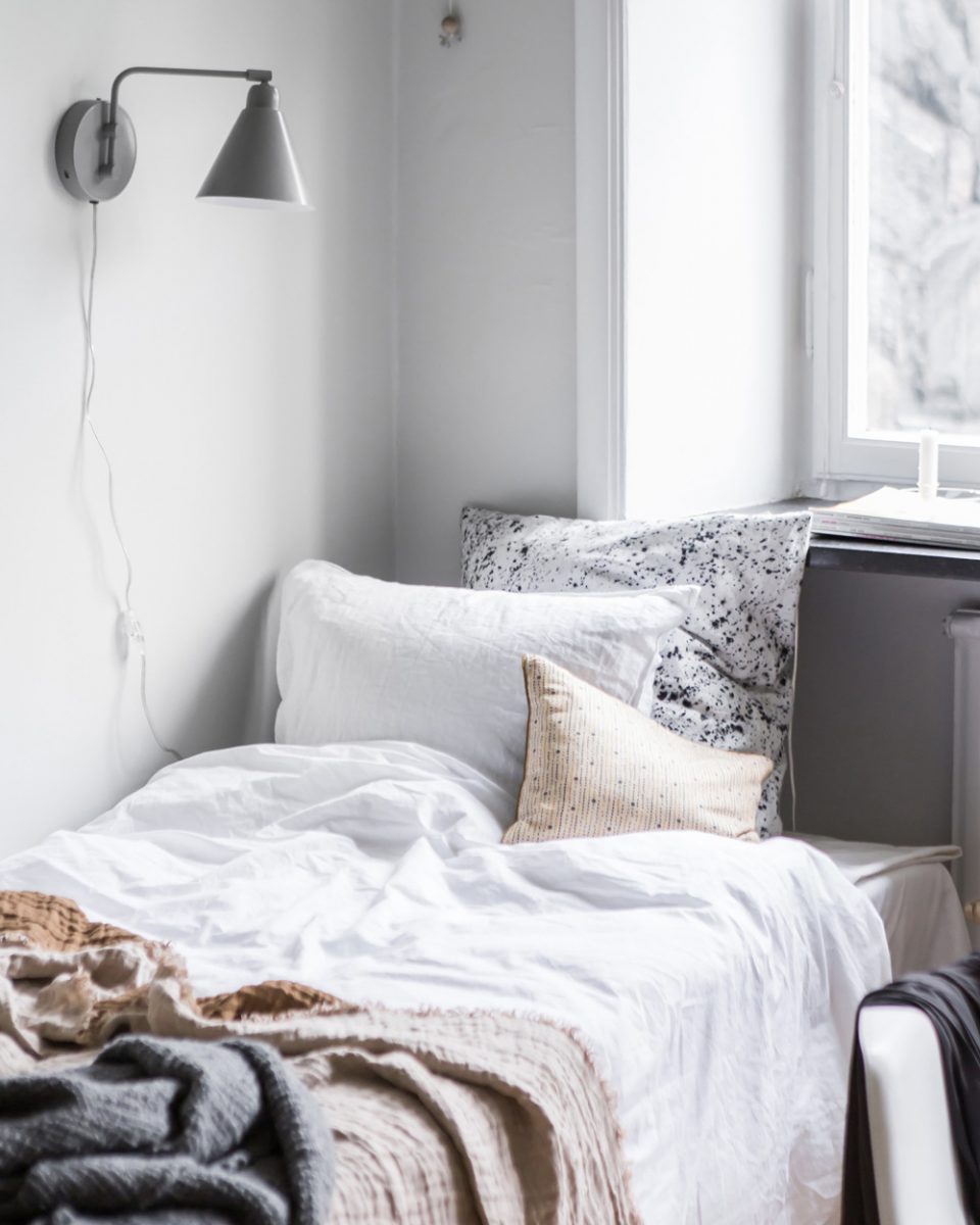 La déco d'un studio scandinave en gris et blanc | Shake My Blog