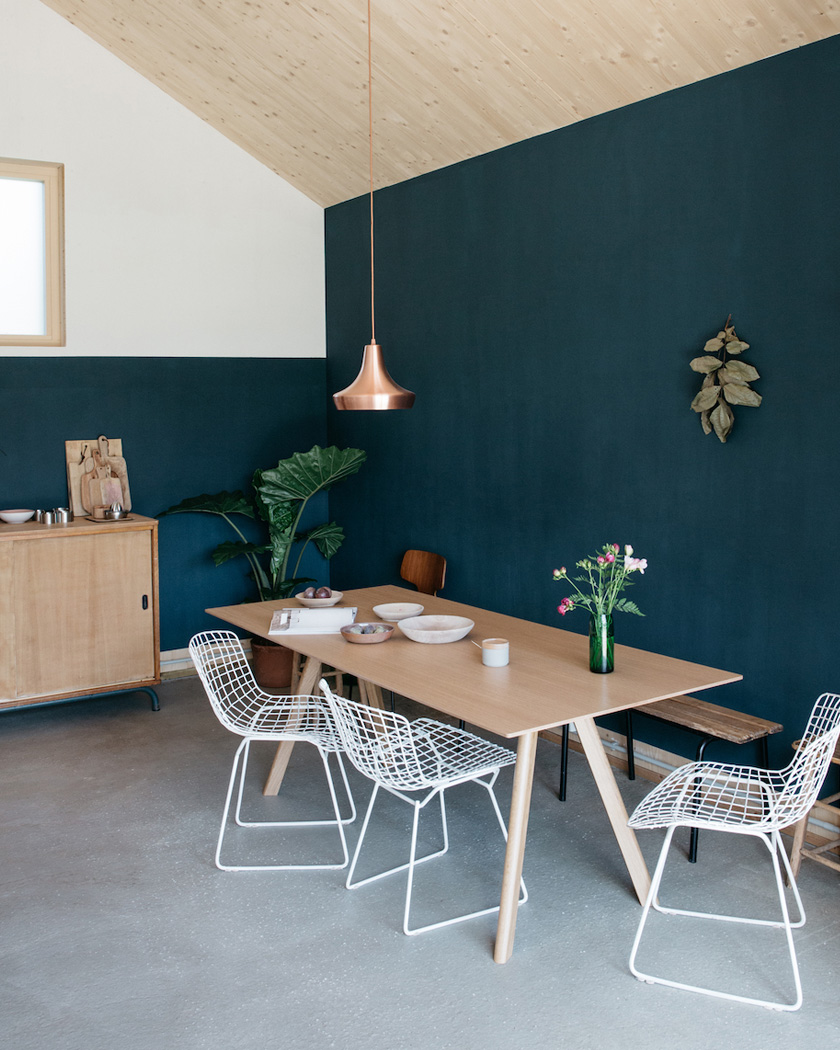 mur bleu canard meubles bois beige salle à manger