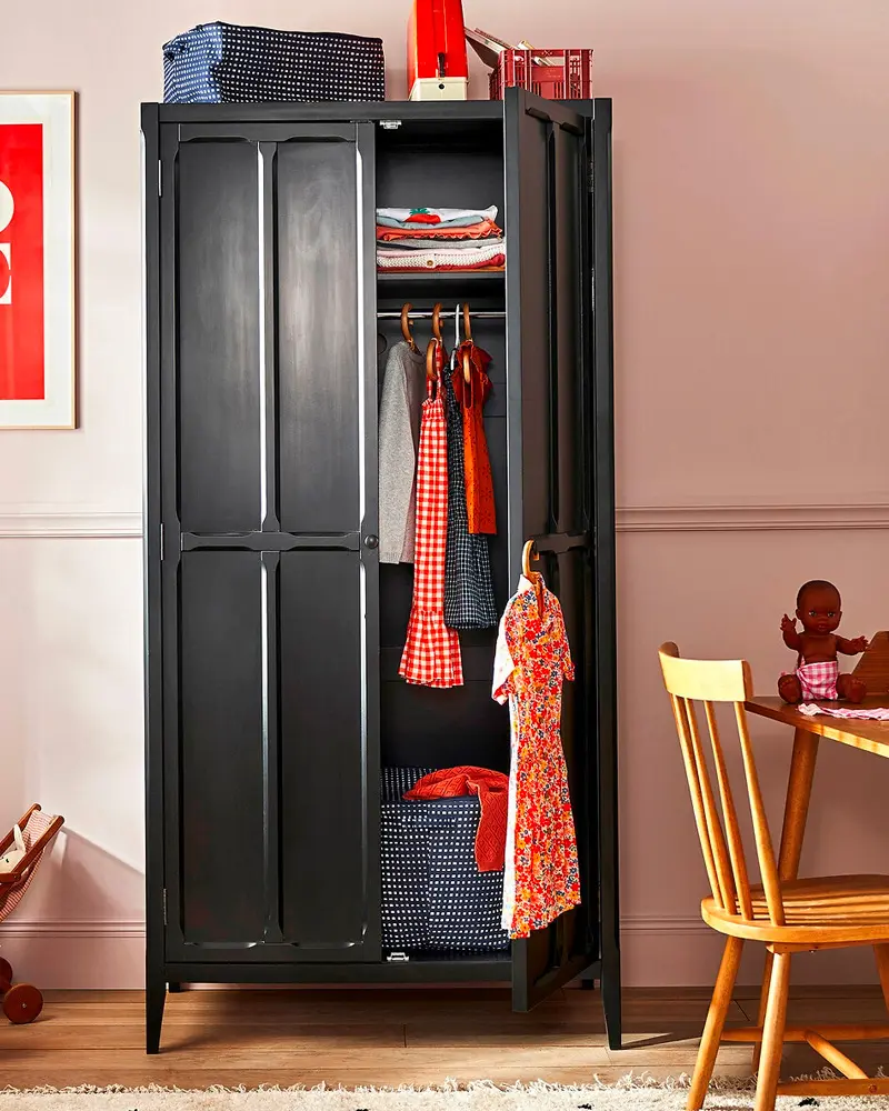 armoire parisienne noire