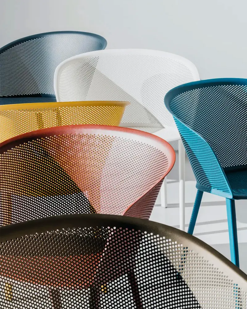 chaise coloree metal perfore