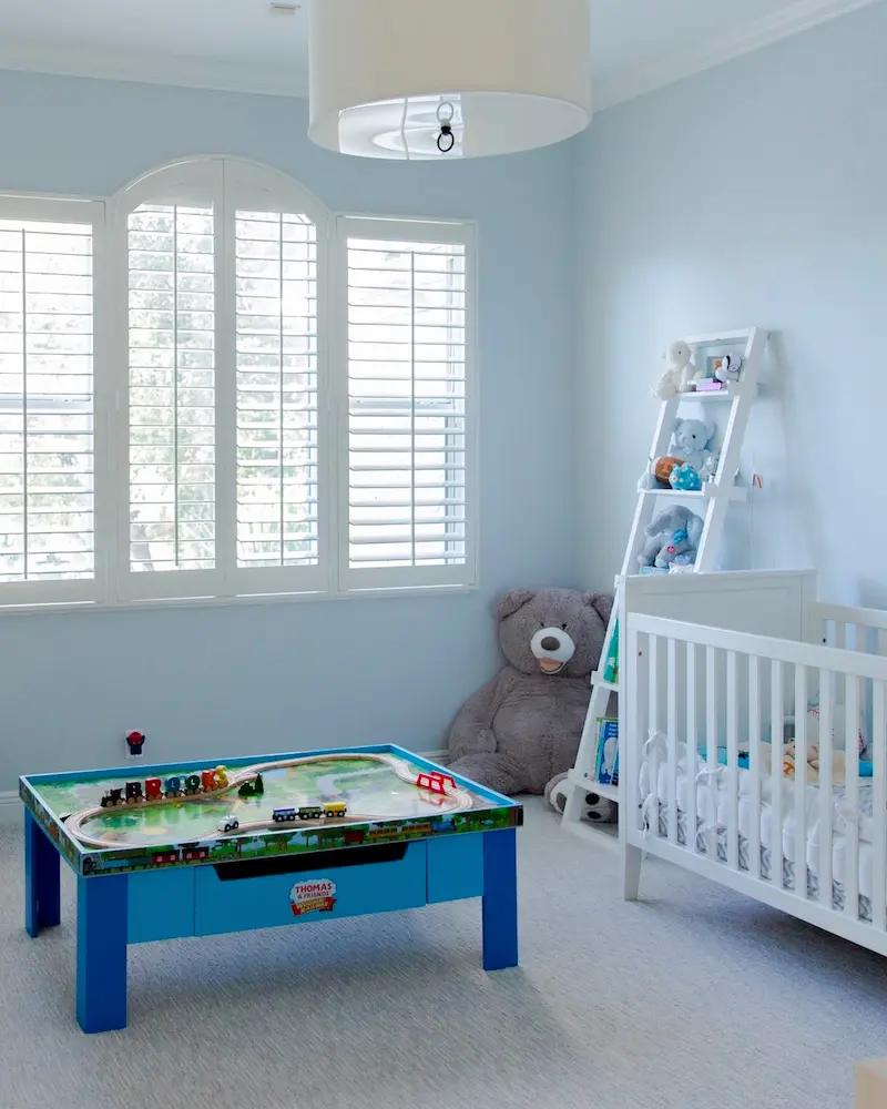 deco chambre bebe mur bleu
