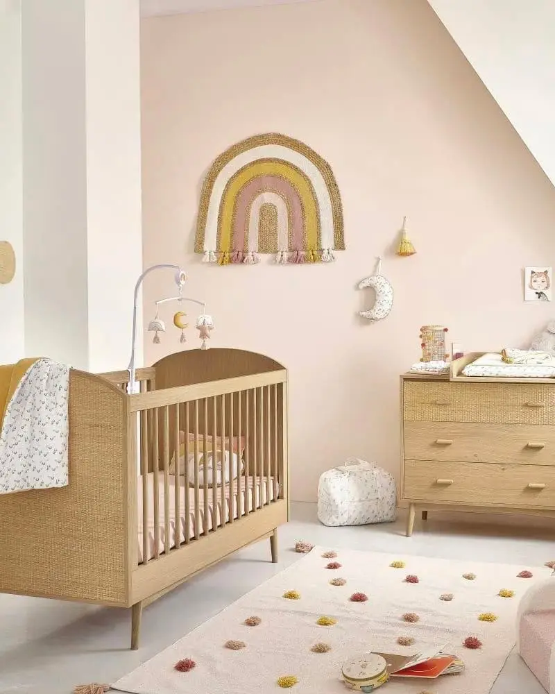 deco chambre bebe mur beige rose