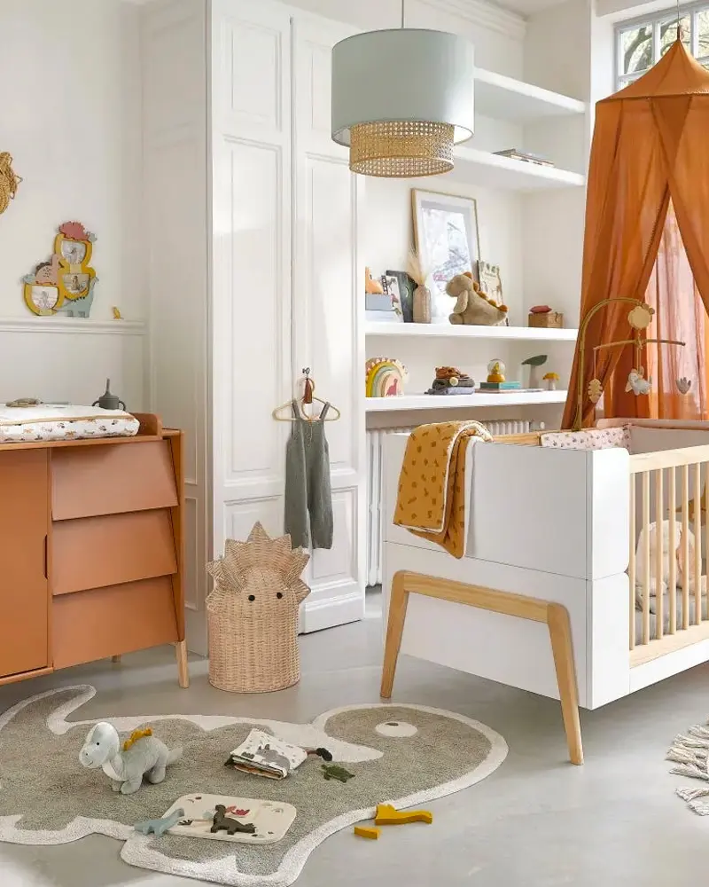 deco chambre bebe moderne orange blanc
