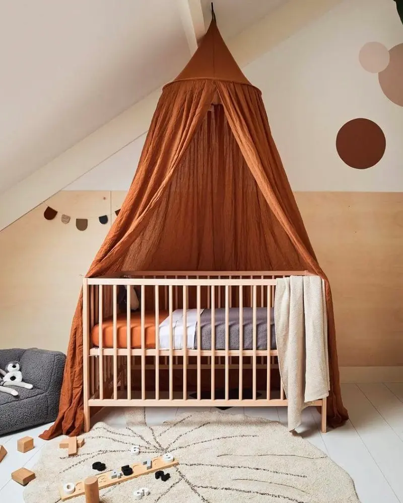 deco chambre bebe moderne ciel de lit orange