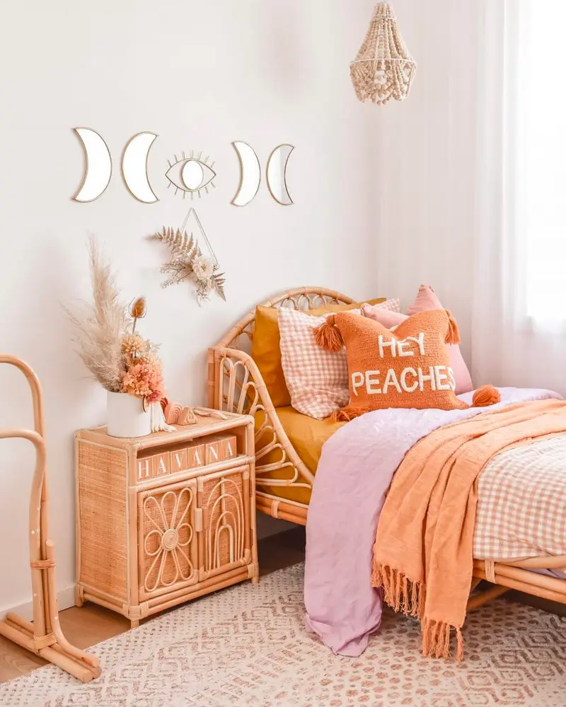 deco chambre enfant boheme orange rotin