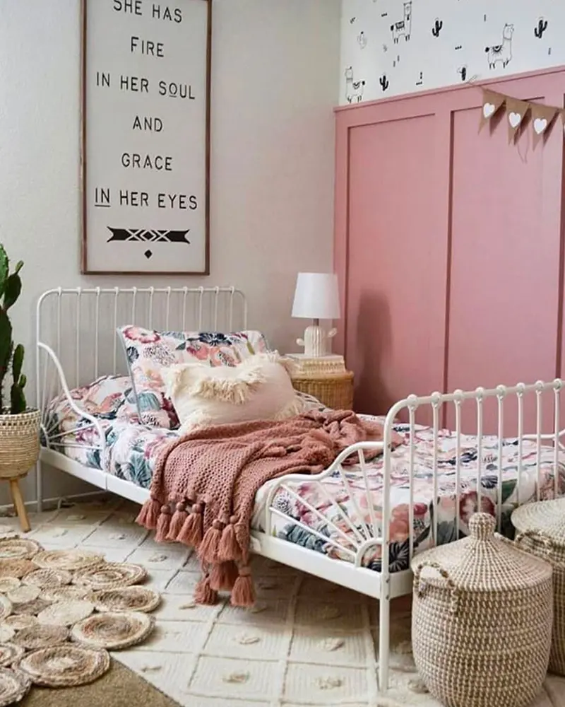 deco chambre enfant mur rose vintage
