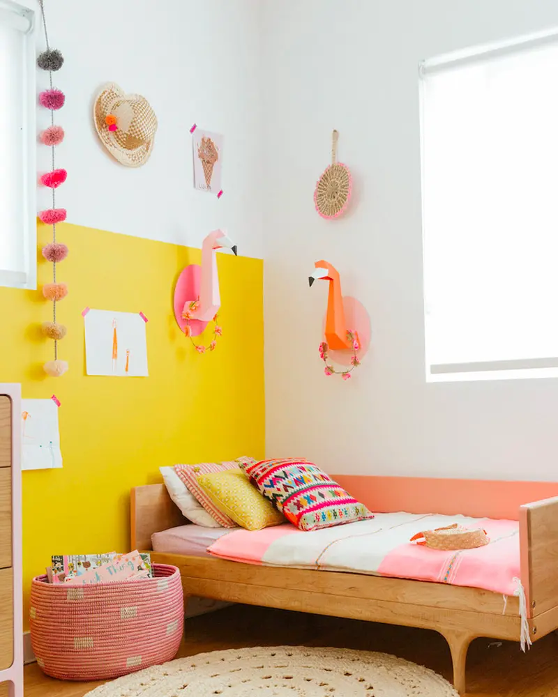 deco chambre enfant jaune rose