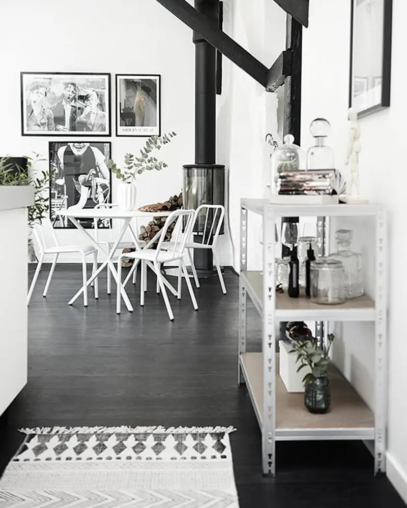 deco petit loft noir blanc salle a manger