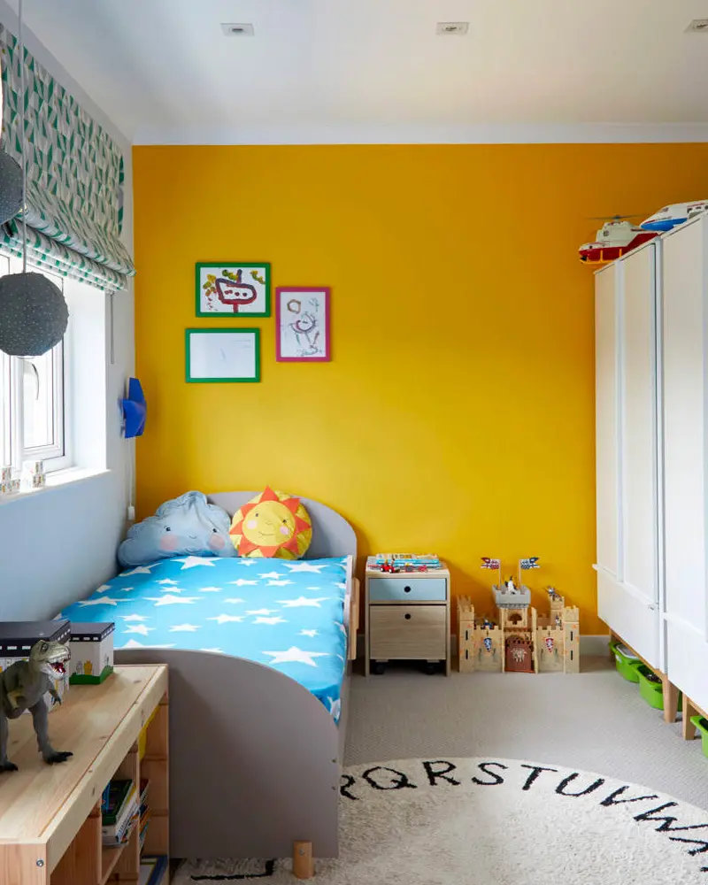 deco chambre enfant mur jaune