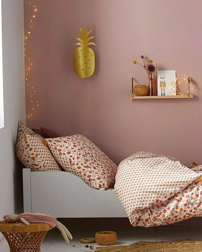 deco chambre enfant mur rose