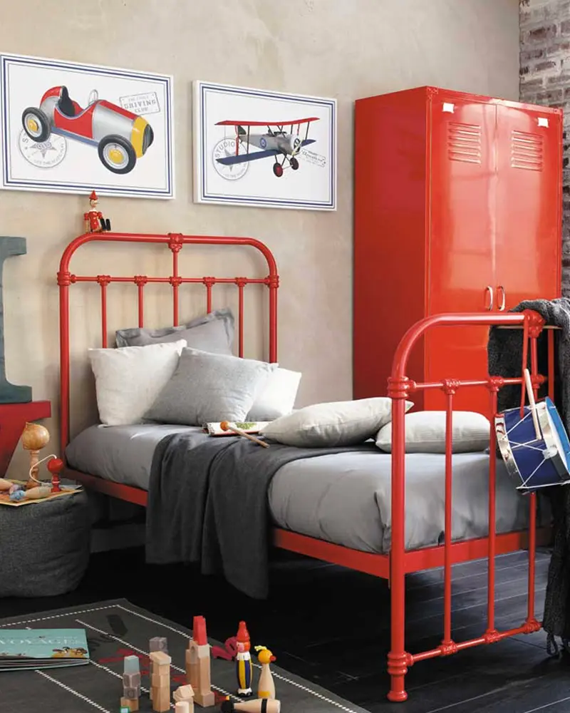 deco chambre enfant metal rouge