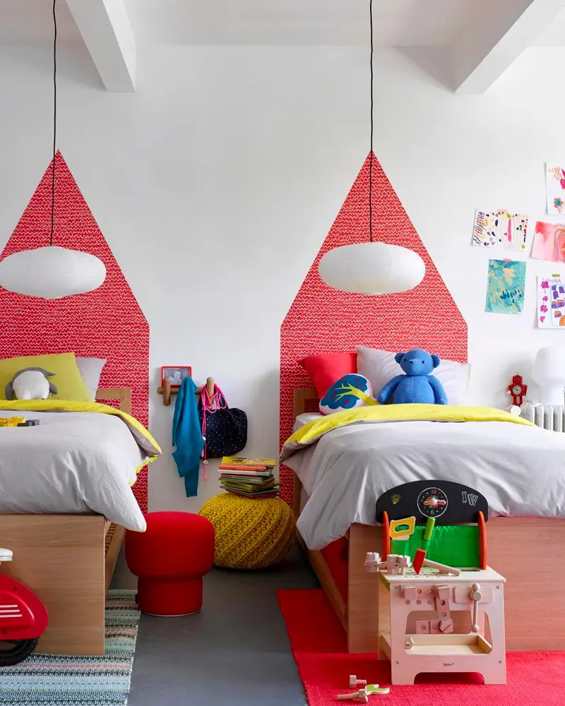 deco chambre enfant rouge bois