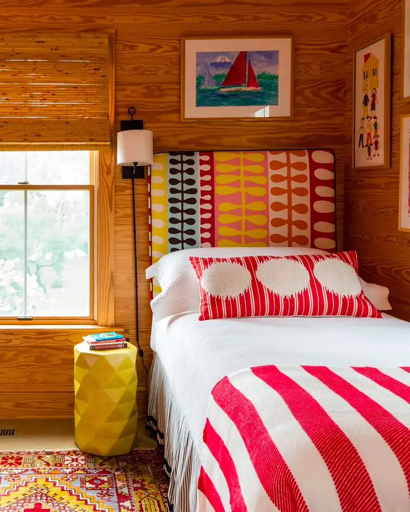 deco chambre enfant campagne rouge bois