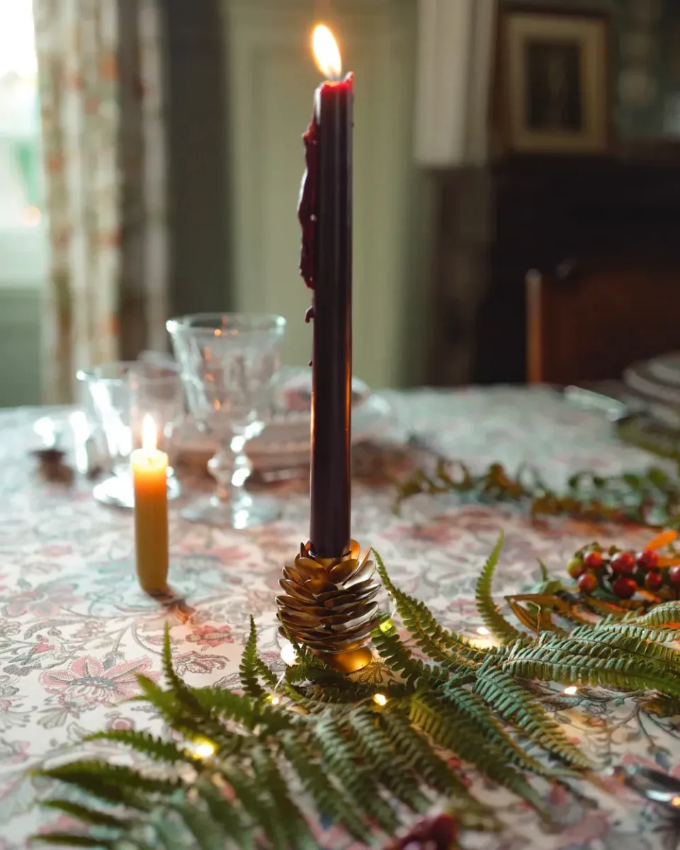 bougeoir pomme de pin dore