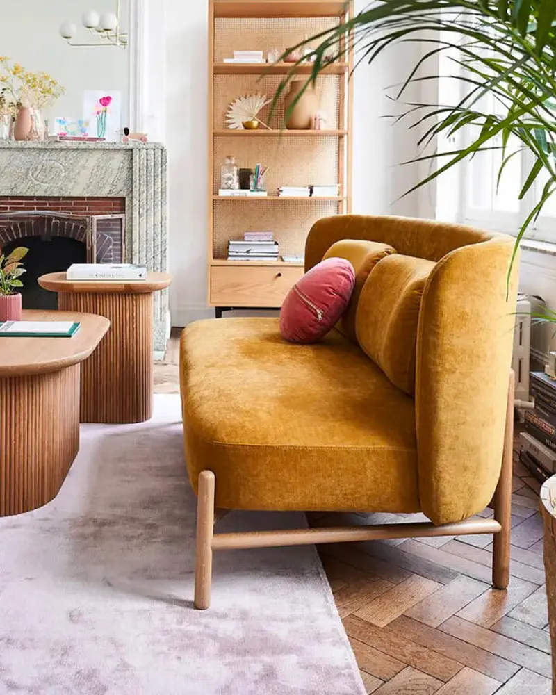 deco salon moderne canape velours jaune moutarde