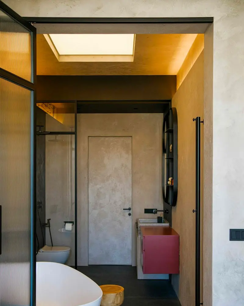 deco appartement minimaliste rouge noir salle de bain