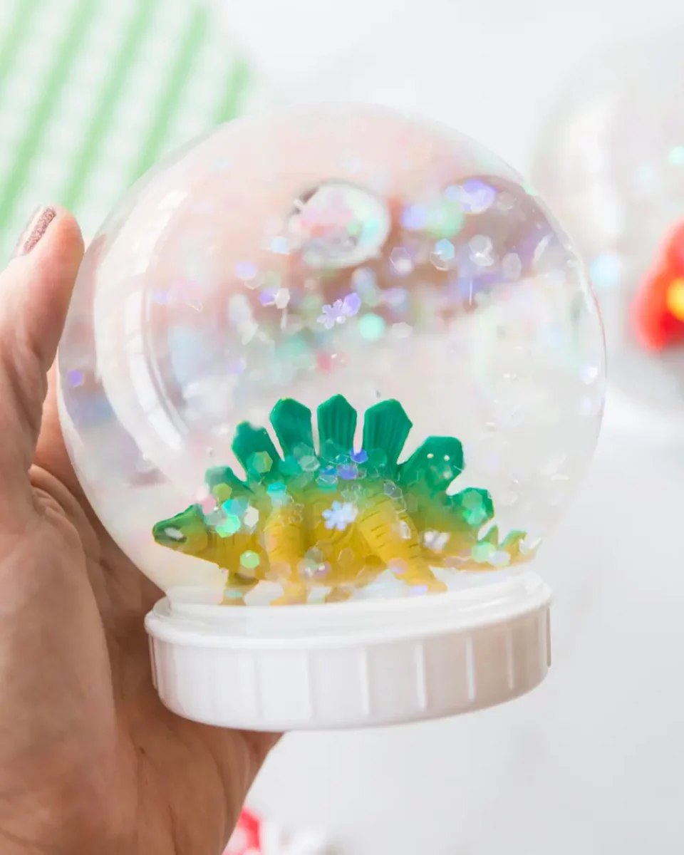 boule a neige diy globe dinosaure