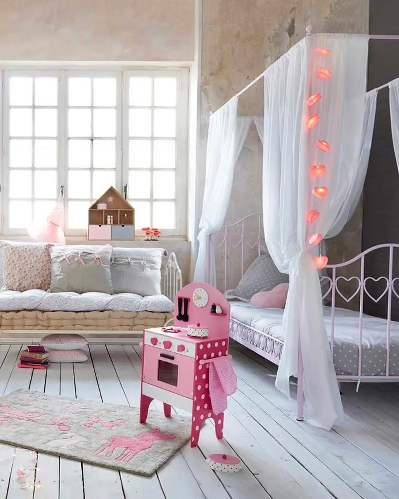 deco chambre enfant princesse blanc