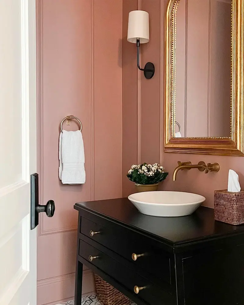 deco salle de bain elegante rose noir dore