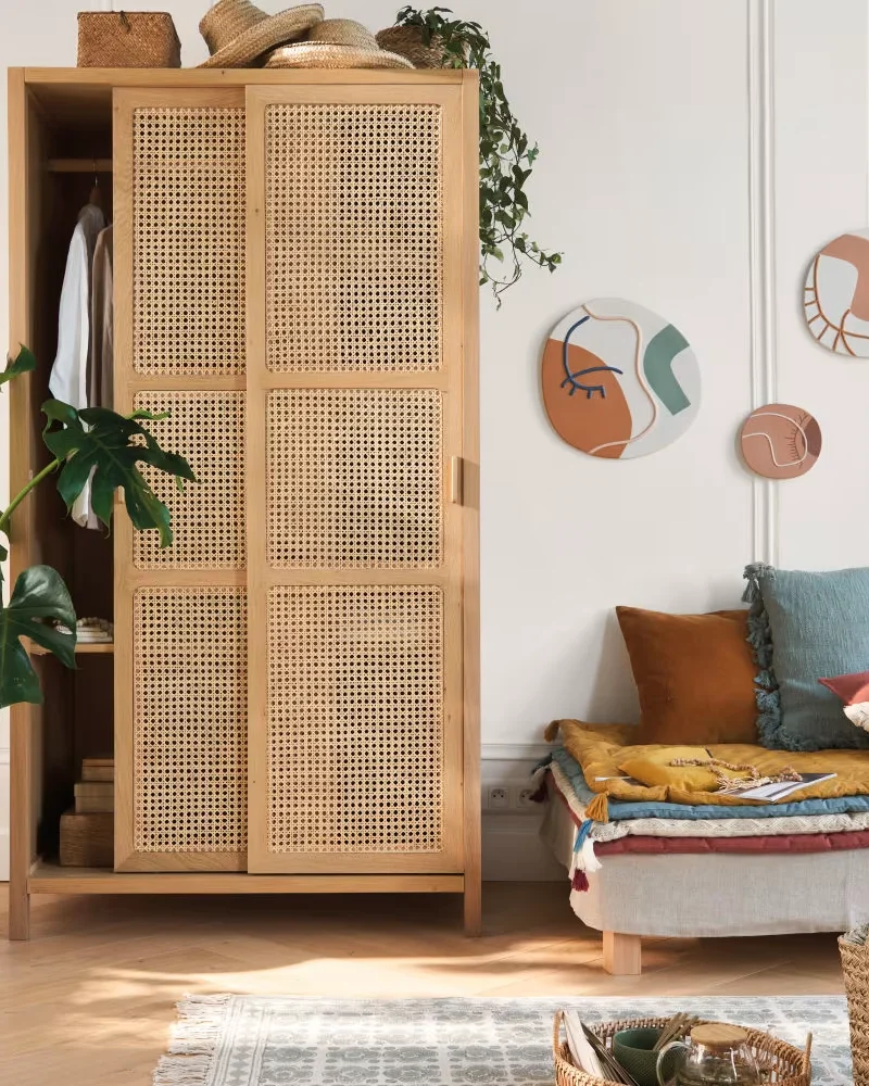armoire en cannage en bois avec portes coulissantes Maisons du Monde