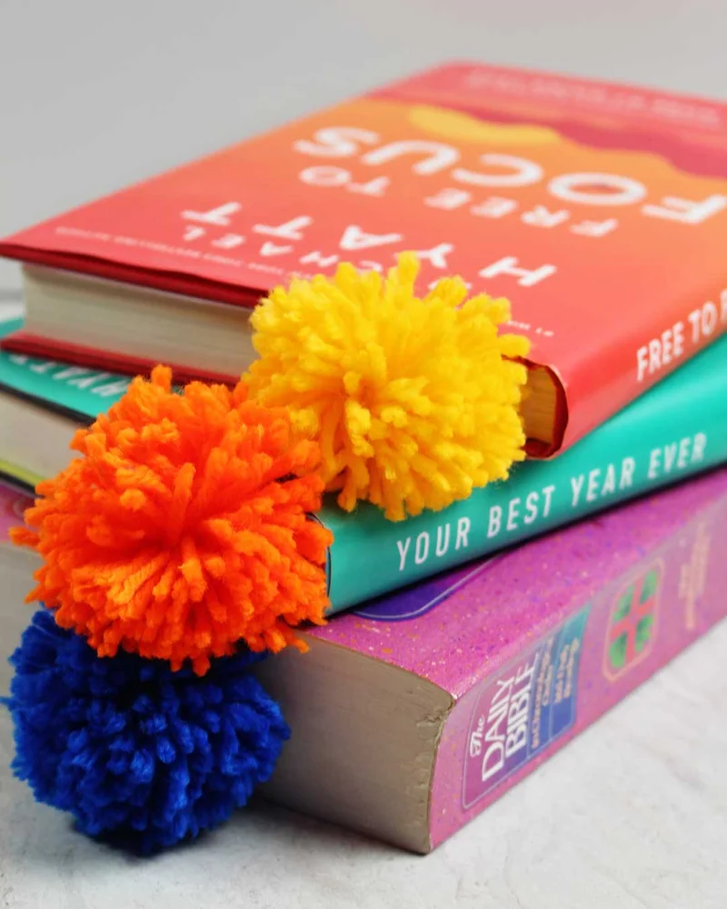 marque page pompon diy