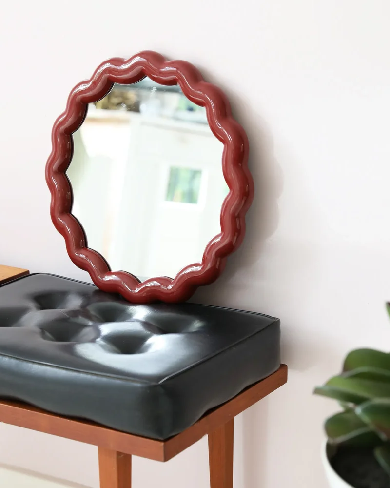 Petit miroir ondulé rouge madeindesign.com