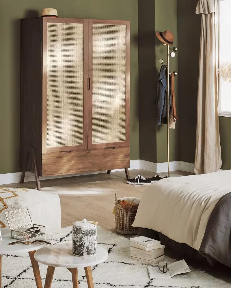 armoire en cannage en bois foncé Maisons du Monde