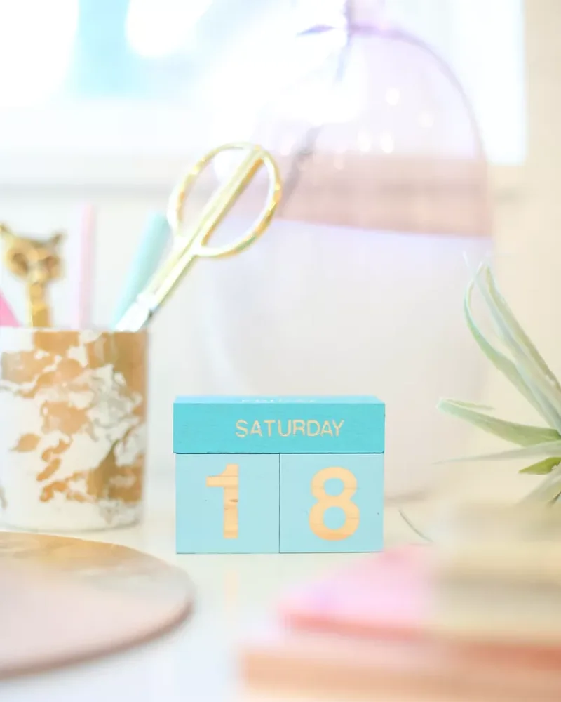 calendrier perpetuel bois colore diy