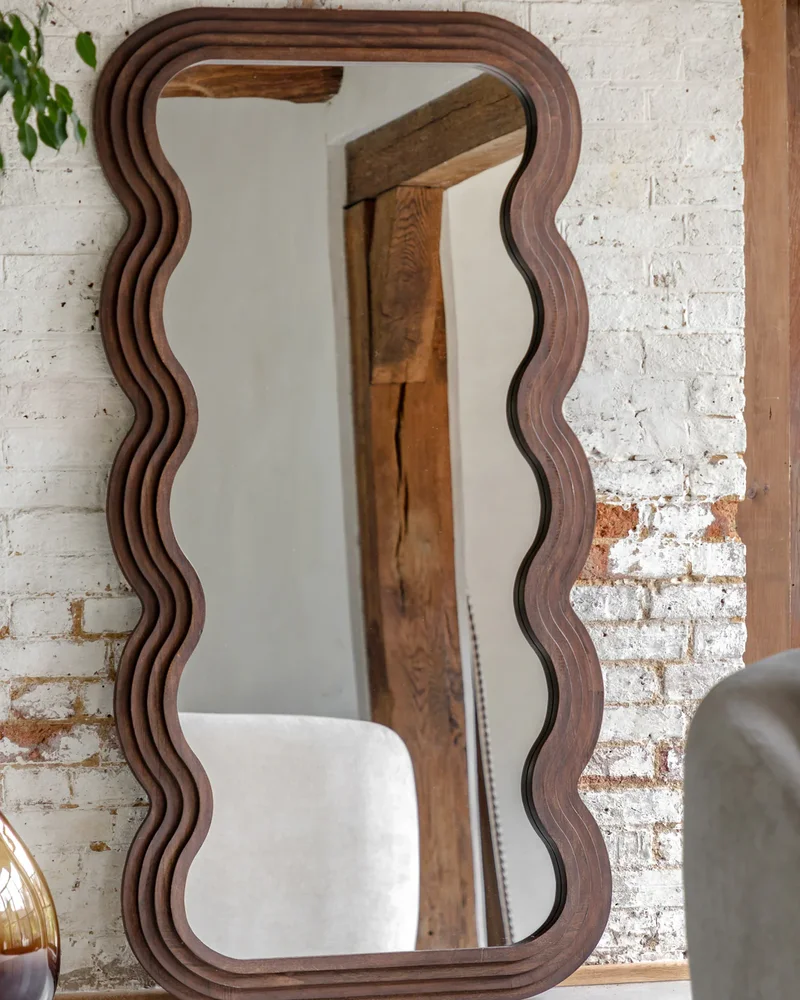 Grand miroir ondulé en bois foncé Westwing