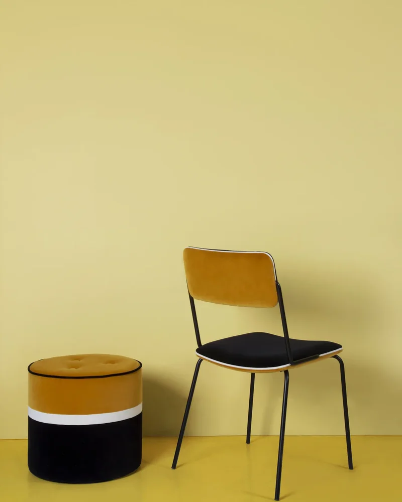 Chaise en velours noire et jaune madeindesign.com
