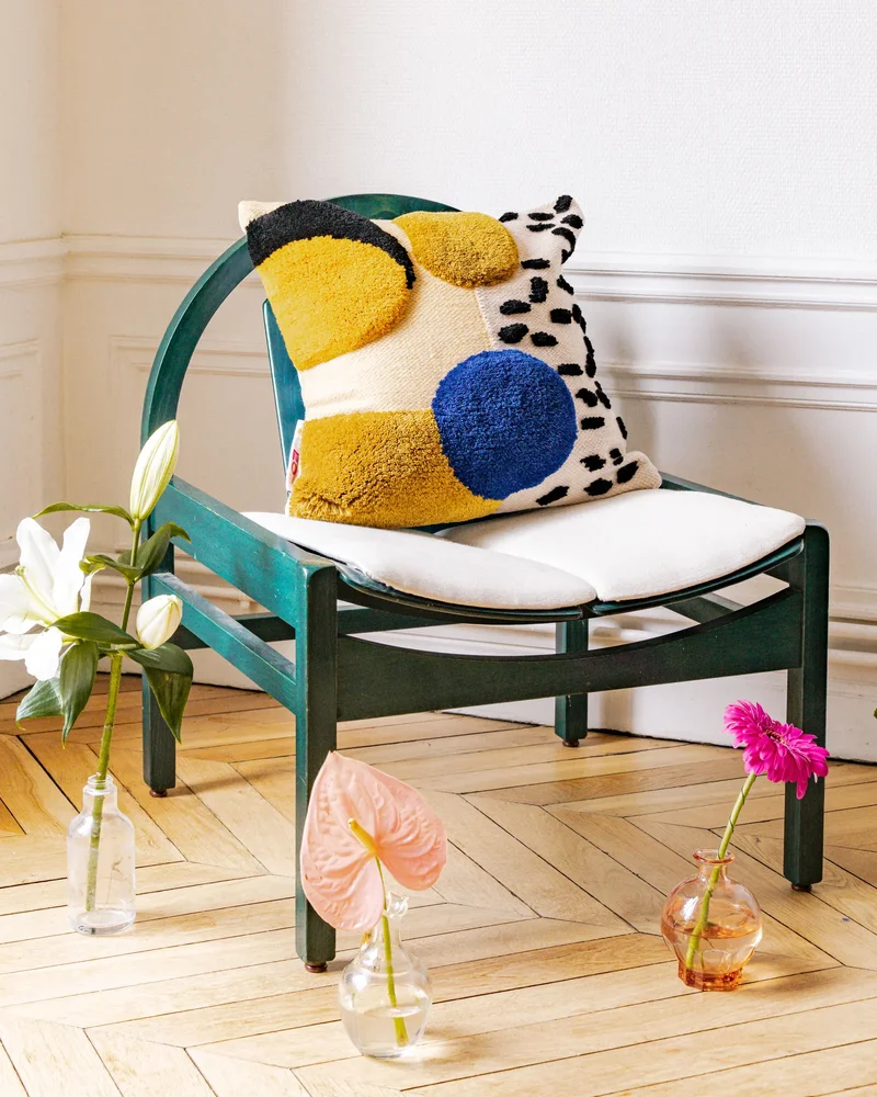 Coussin à motifs colorés en laine madeindesign.com