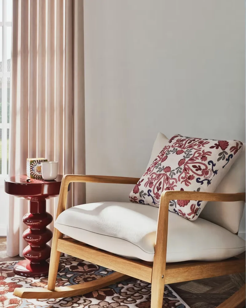 Coussin à motifs colorés floral rose Maisons du Monde