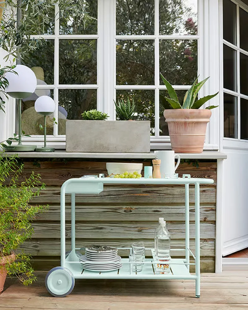 Desserte à roulettes en métal coloré madeindesign.com