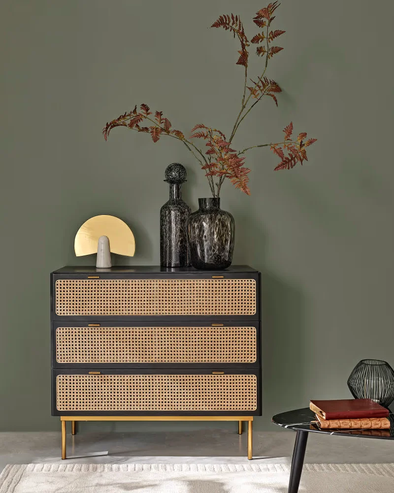 Commode en cannage noire et dorée Maisons du Monde