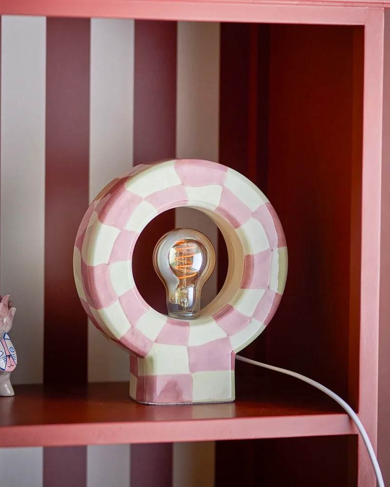 Lampe en céramique damier rose et blanc madeindesign.com