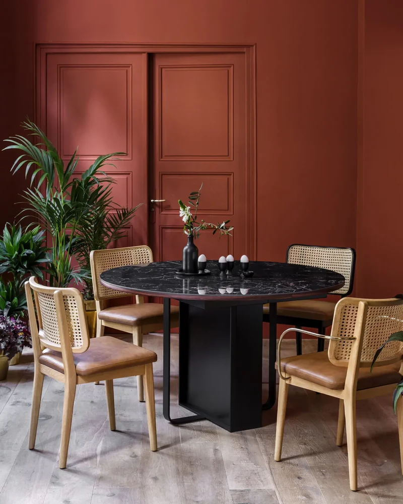 Chaise en cannage et cuir marron madeindesign.com