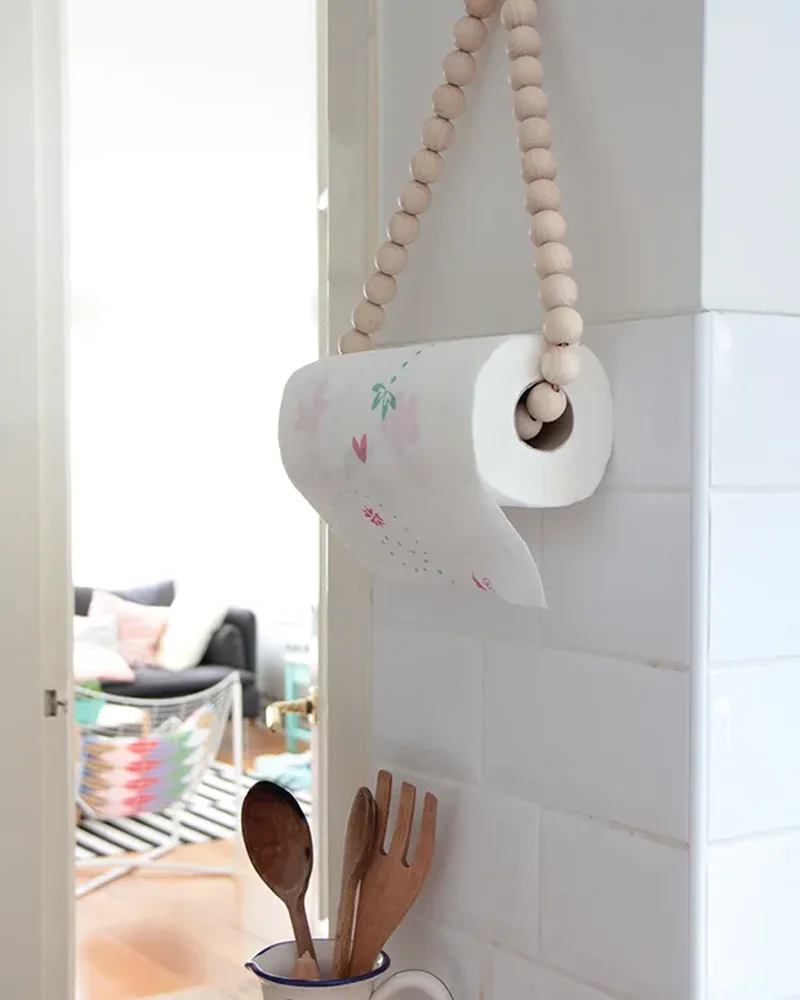 porte rouleau essuie tout a suspendre diy perles bois