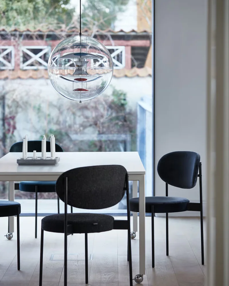 Chaise moderne en velours noir madeindesign.com