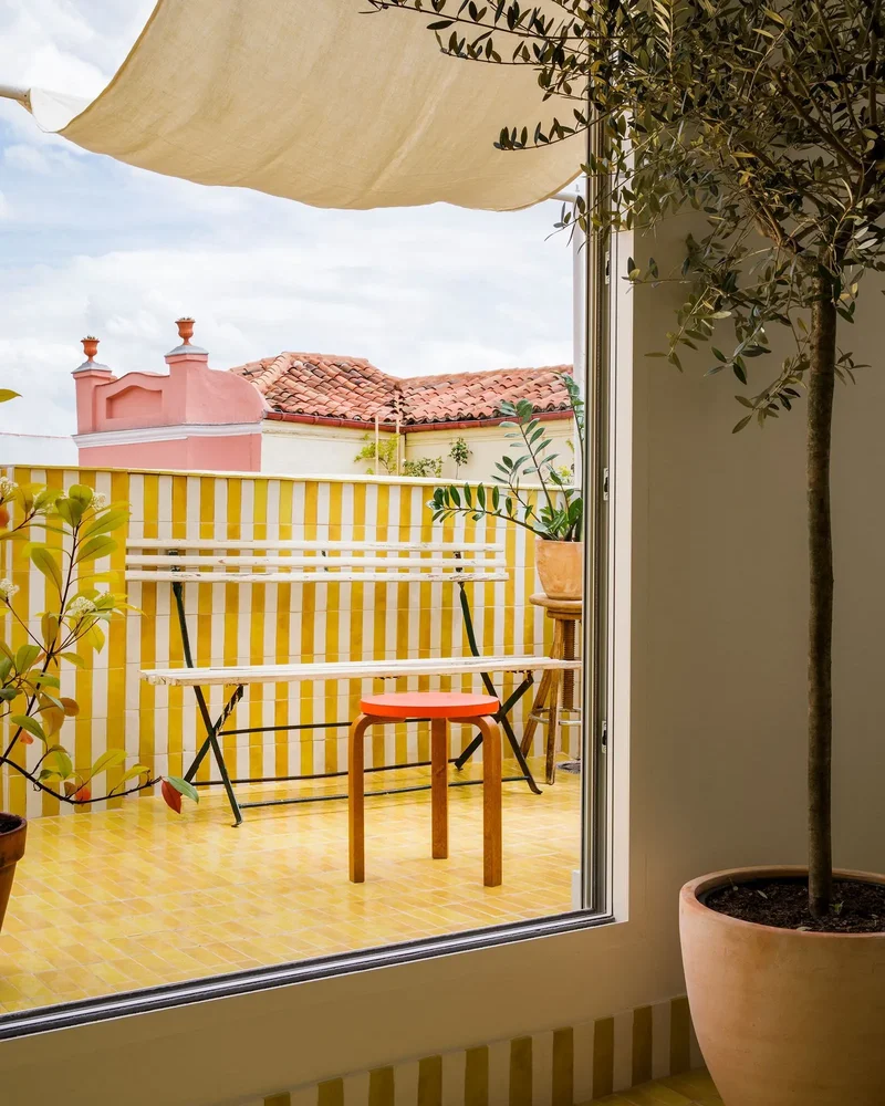 02 deco balcon rayures jaunes