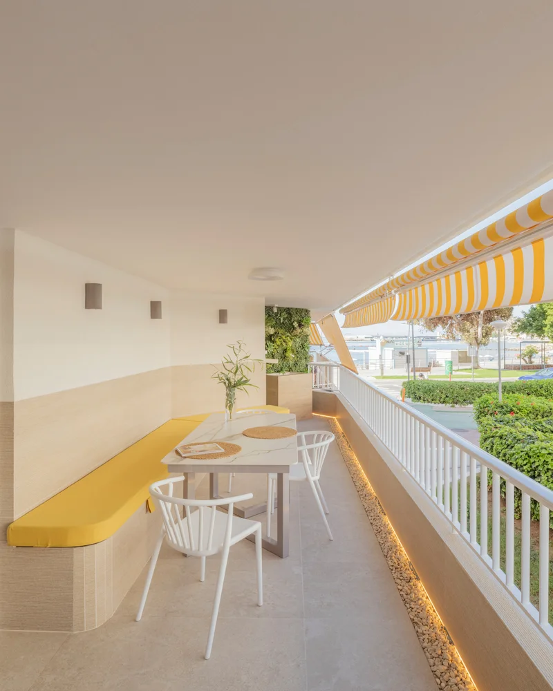 05 deco balcon minimaliste jaune