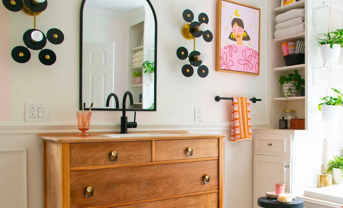 Décoration de salle de bain fabriquée à la main avec des éléments DIY en bois et matériaux naturels