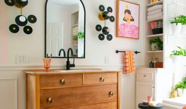 Décoration de salle de bain fabriquée à la main avec des éléments DIY en bois et matériaux naturels