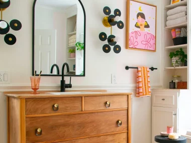 Décoration de salle de bain fabriquée à la main avec des éléments DIY en bois et matériaux naturels