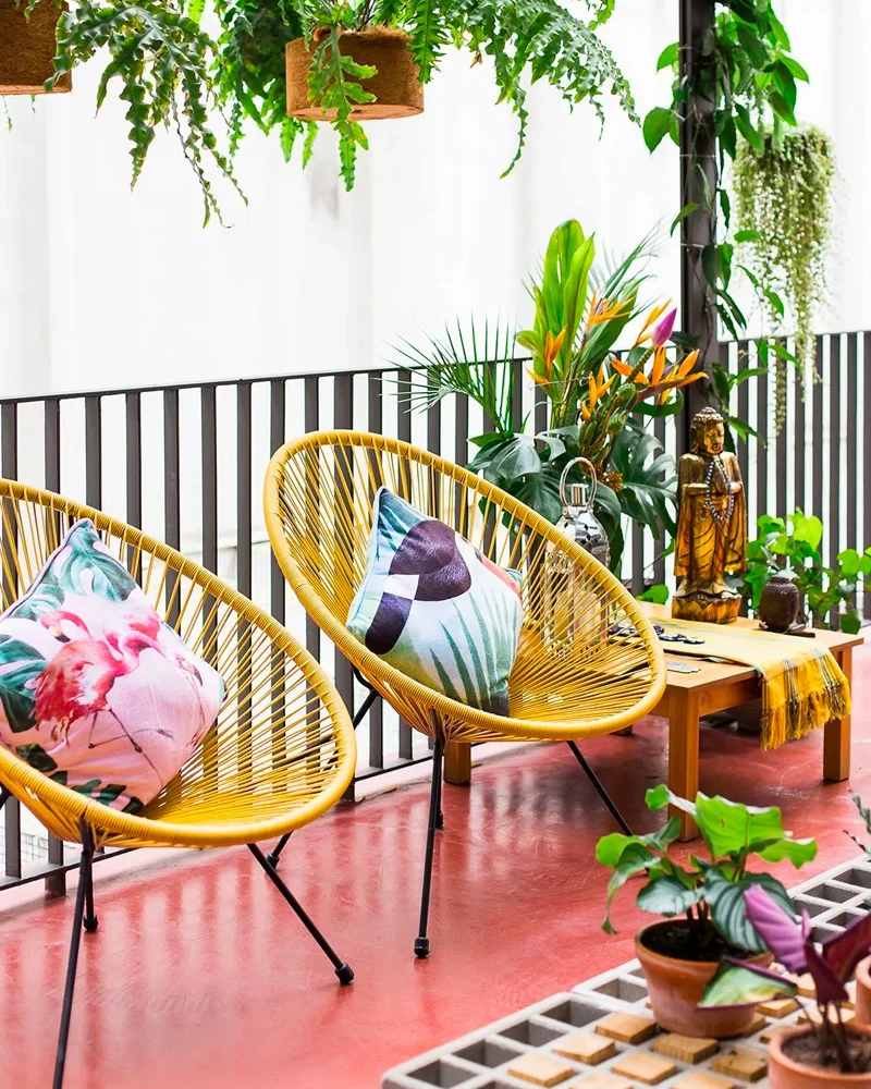 11 fauteuils jaunes deco balcon tropical