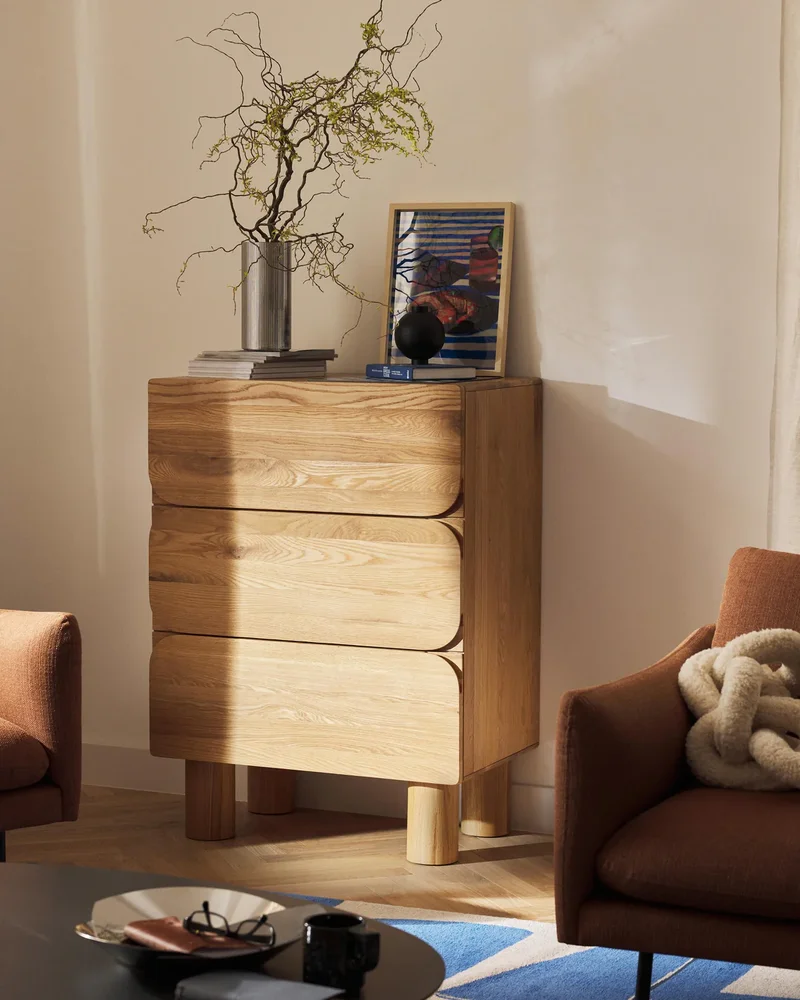 Commode en bois clair arrondie Westwing