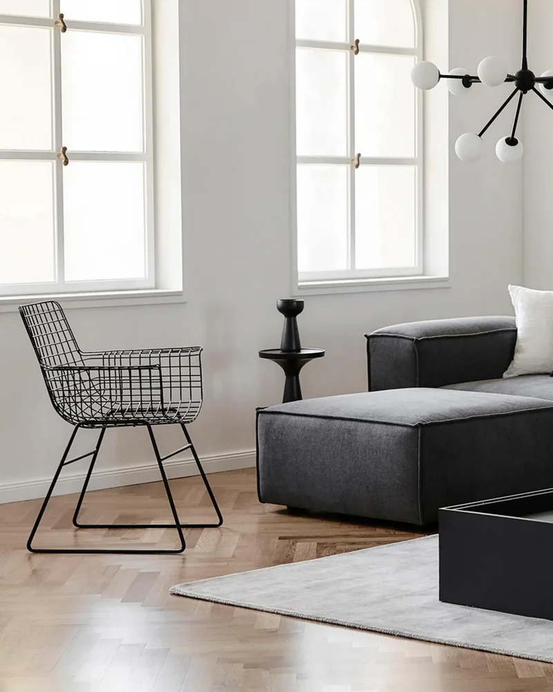 Chaise en métal noir avec accoudoirs Westwing